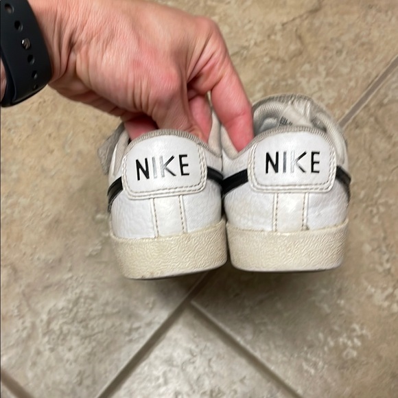 Nike White and Gray Casual Sneakers with Athletic Design - Picture 4 of 4